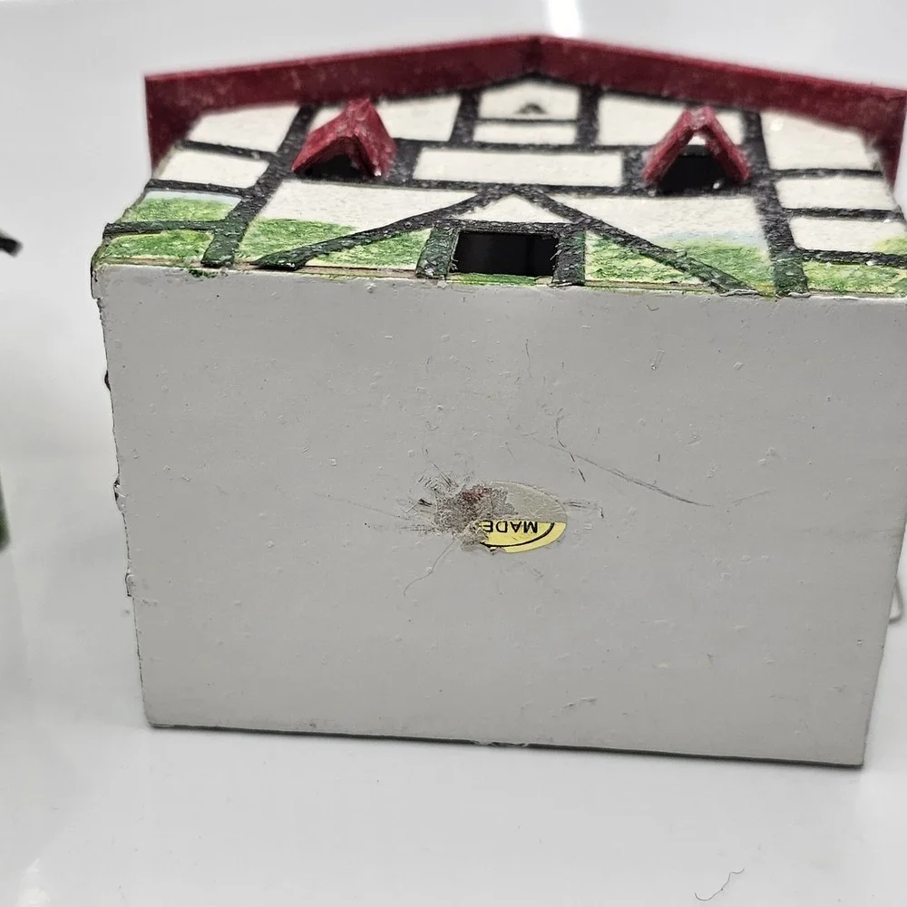 Paper House houses eyelets